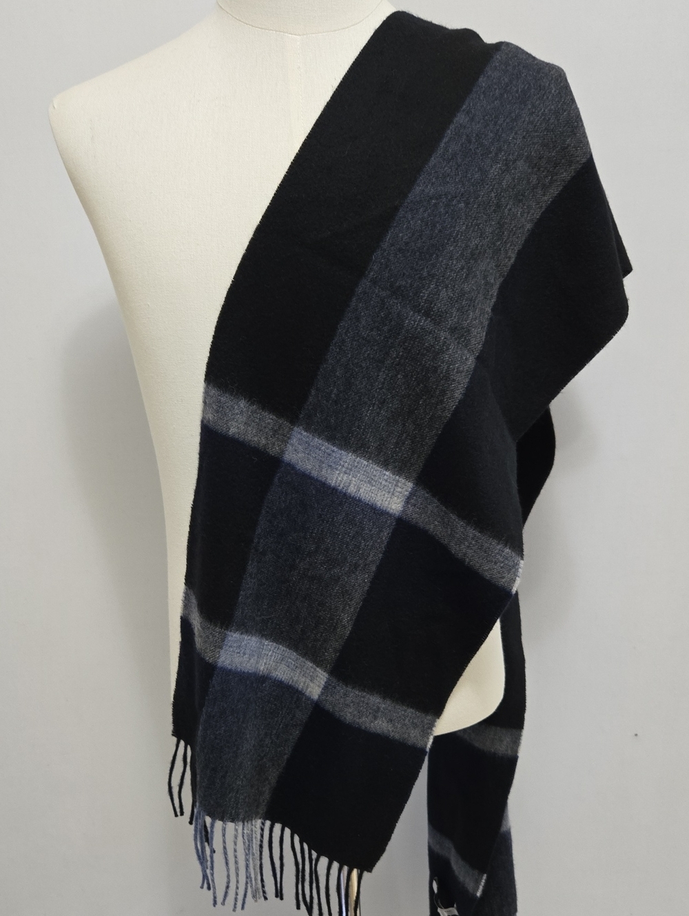 Hickey Freeman Plaid Cashmere and Wool Fringe Scarf Mens Black Gray Blue - Picture 8 of 12